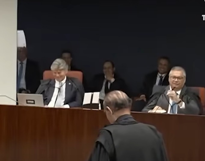 Dino caçoa de elogios de advogado de Cid a Luiz Fux em julgamento no STF