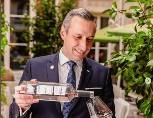 Os maiores pecados de quem bebe vinho, segundo o papa francês no assunto