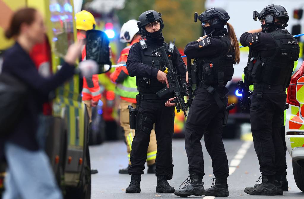 Ataque com faca deixa dois mortos perto de sinagoga em Manchester; suspeito é baleado