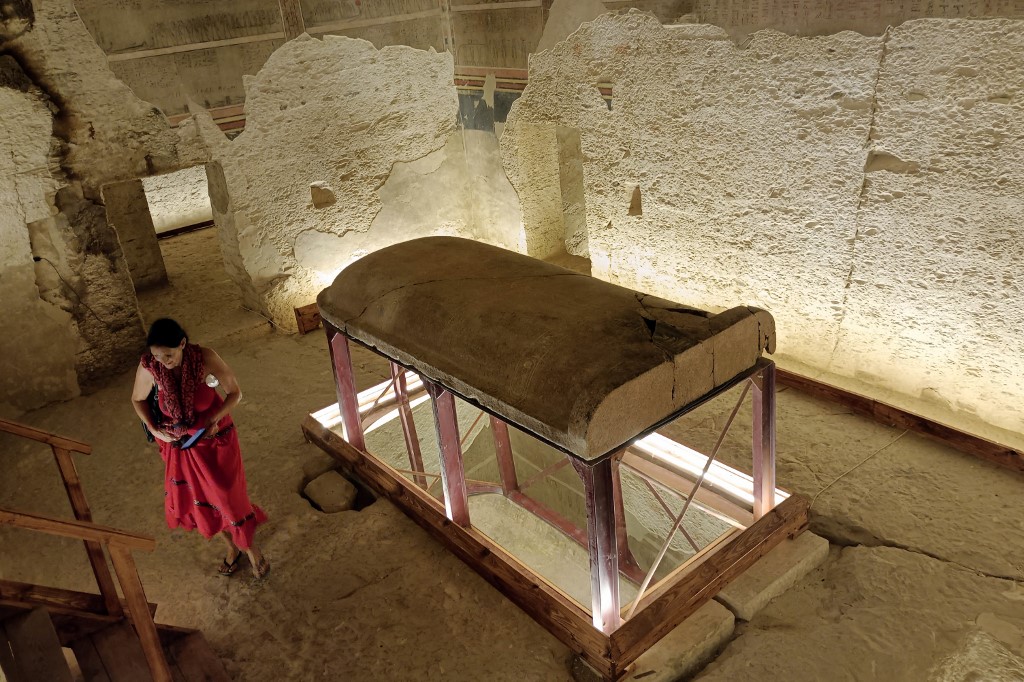 Moldura indica o local onde o sarcófago de Amenófis III deveria estar. Sua múmia, danificada, está exposta em outro museu