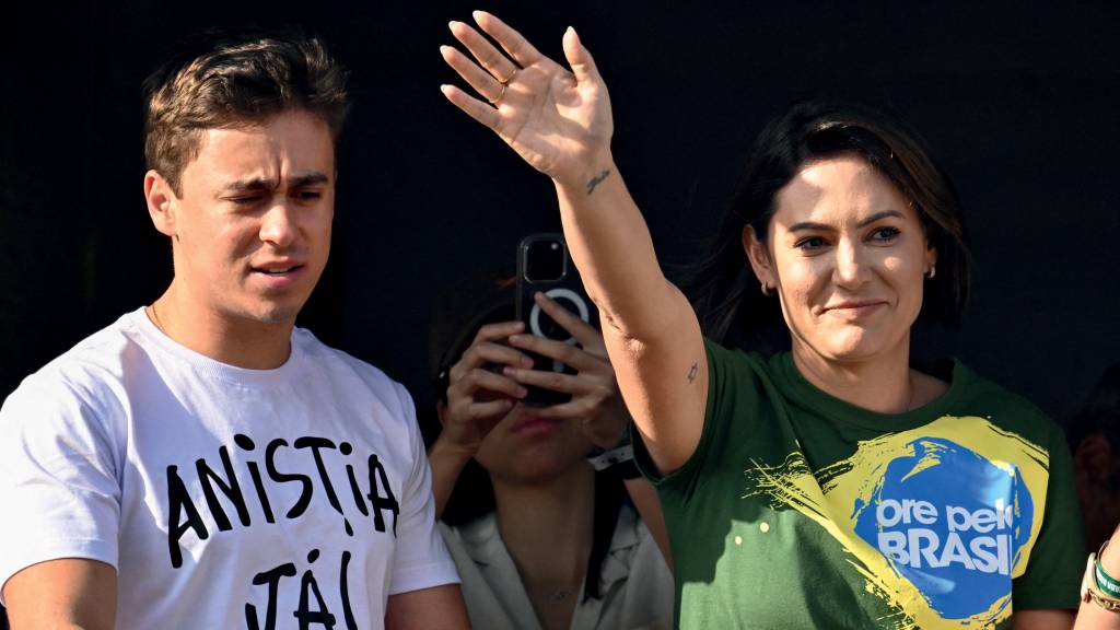 A um ano da eleição presidencial, posto de vice vira enrosco para a chapa da direita