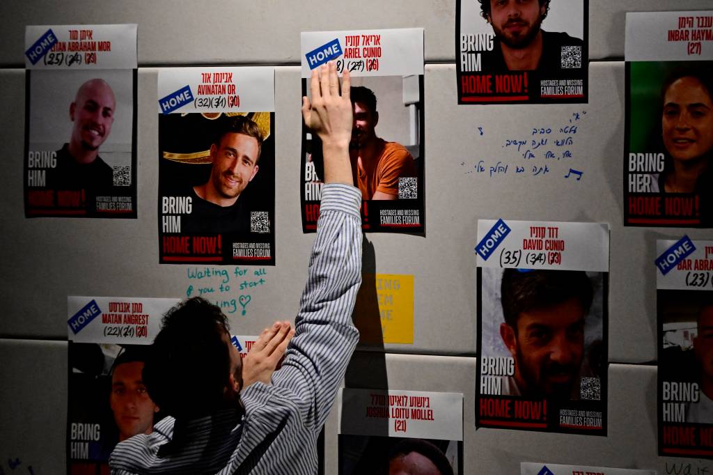 Em meio à escalada das tensões, Hamas devolve mais quatro corpos de reféns a Israel