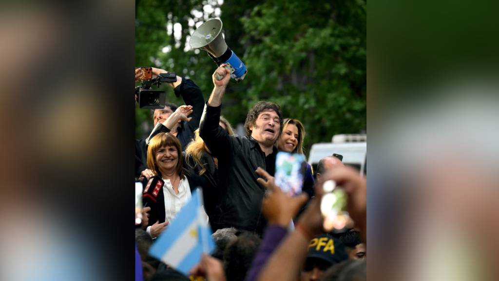 Após aceno bilionário de Trump, Milei enfrenta eleição legislativa com gosto de plebiscito