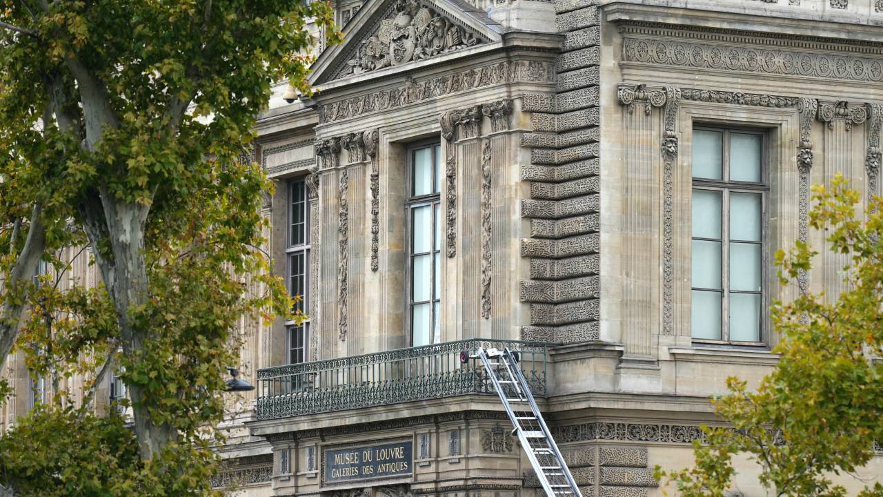 Sistema usado por ladrões para invadir o Museu do Louvre: assaltantes usaram elevador instalado em caminhão para entrar e depois fugiram em motos