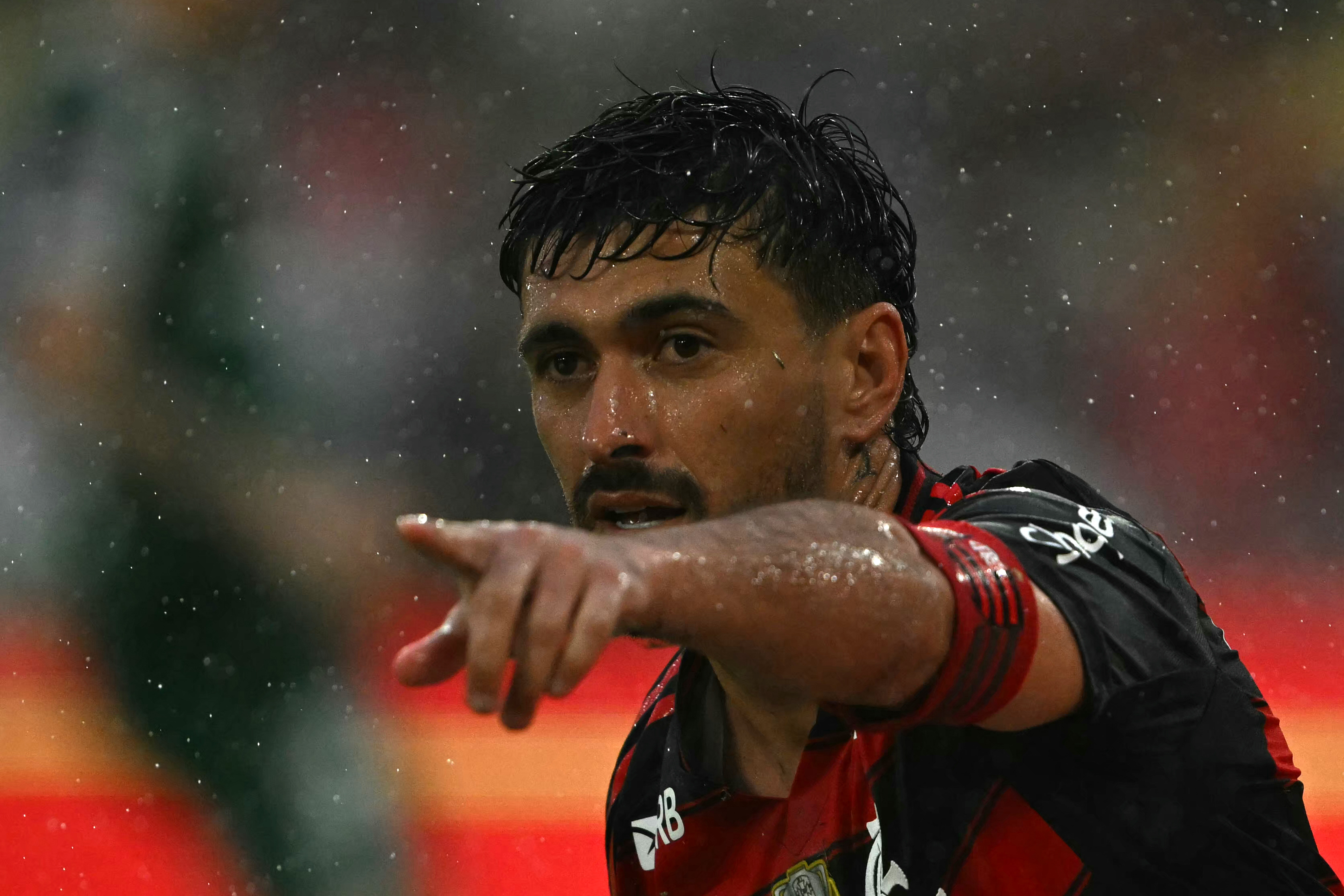 Flamengo's Uruguayan midfielder #10 Giorgian de Arrascaeta reacts during the Brasileirao Serie A football match between Flamengo and Palmeiras at Maracana Stadium in Rio de Janeiro, Brazil on October 19, 2025. (Photo by Mauro PIMENTEL / AFP)