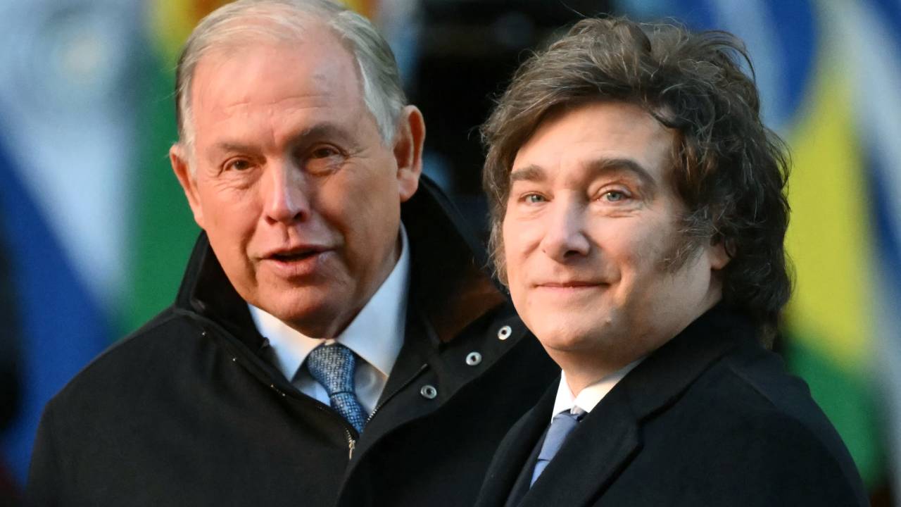 O então ministro das Relações Exteriores da Argentina, Gerardo Werthein (à esquerda), e o presidente Javier Milei (à direita). 03/07/2025