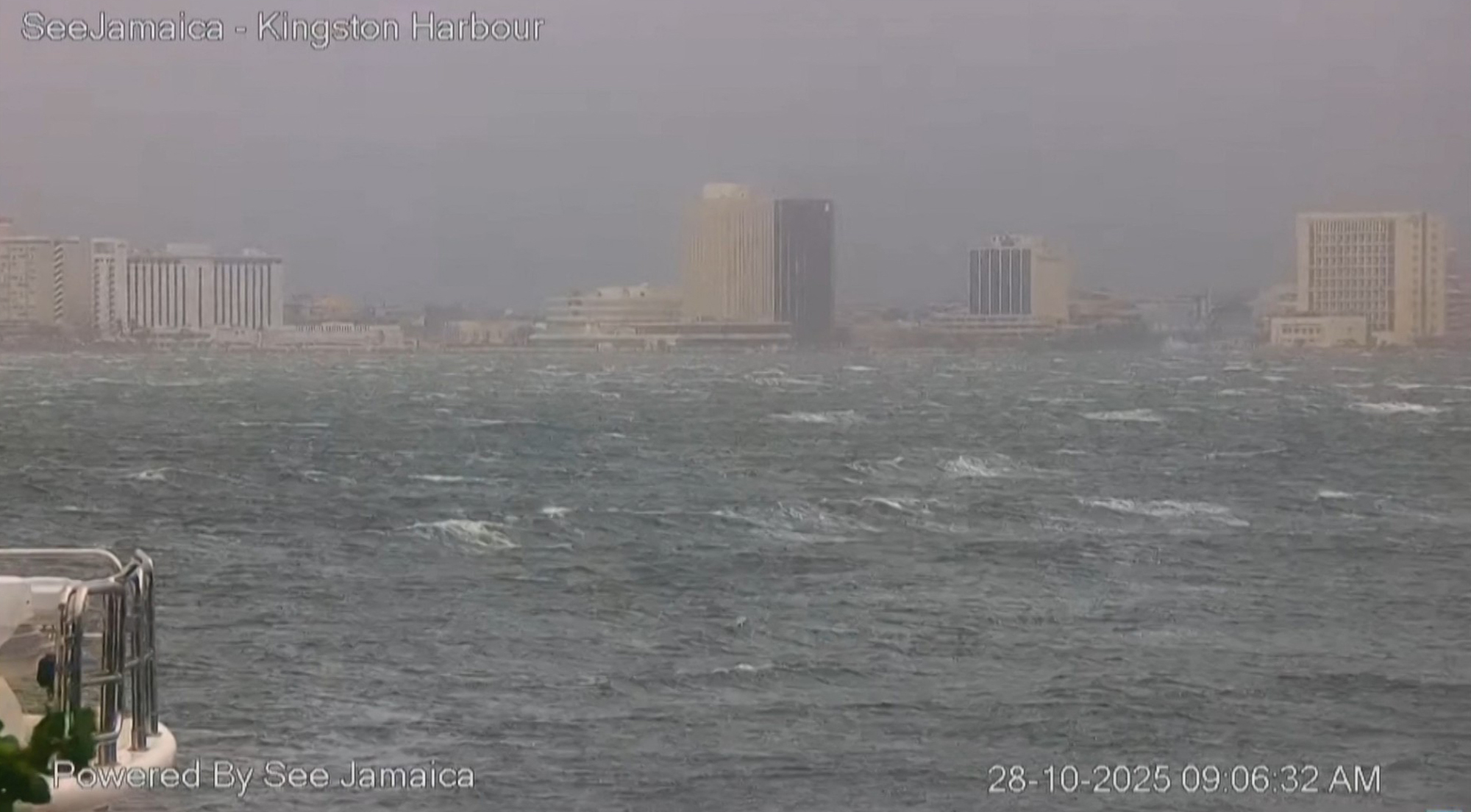 Furacão Melissa toca o solo na Jamaica e ameaça deixar rastro histórico de destruição