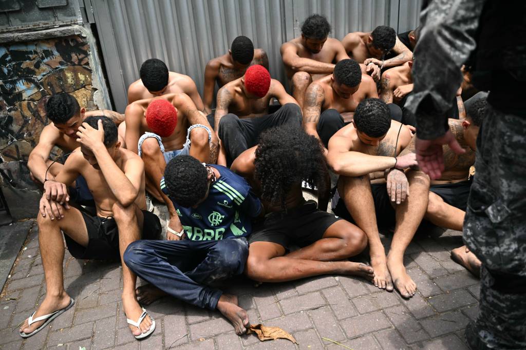 Cláudio Castro pede transferência de dez detentos para prisões federais