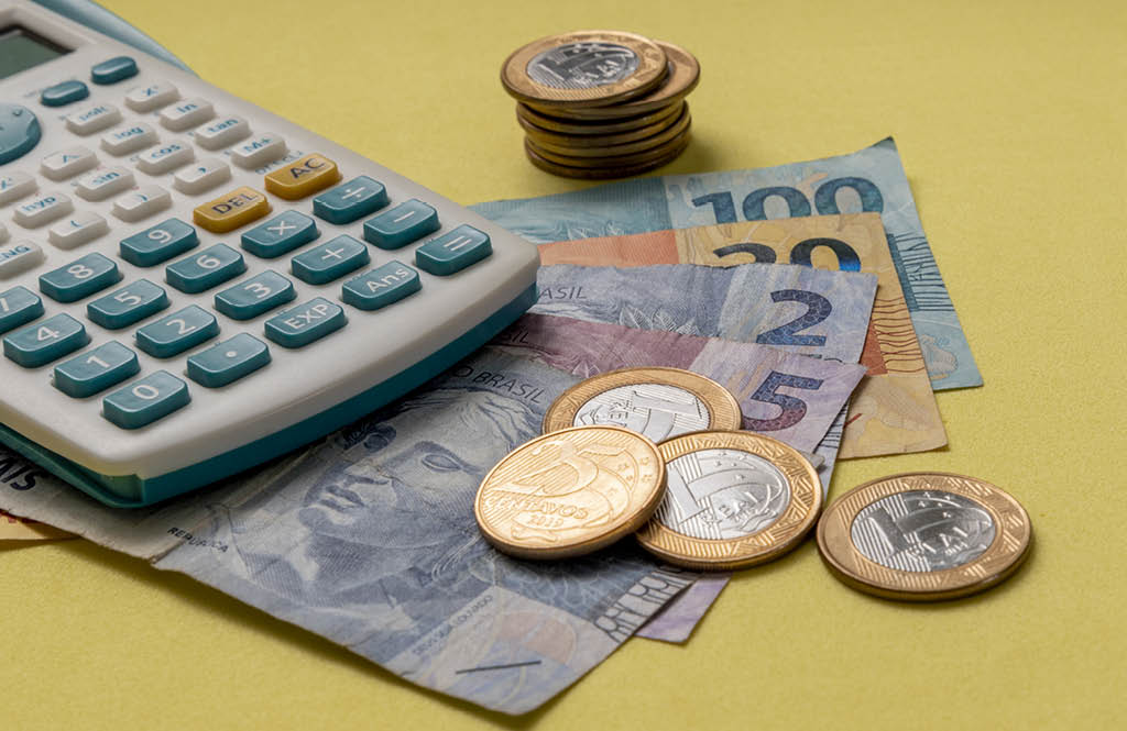 13º salário: como usar o benefício para fugir das dívidas e começar a investir