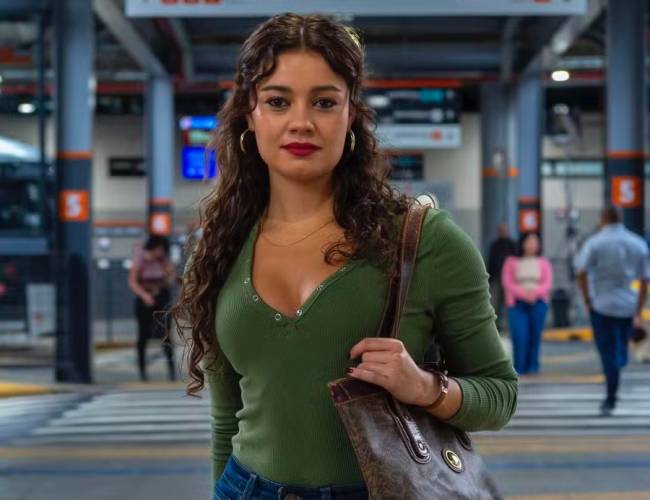 Foto da atriz Sophie Charlotte caracterizada com uma blusa verde e calça jeans
