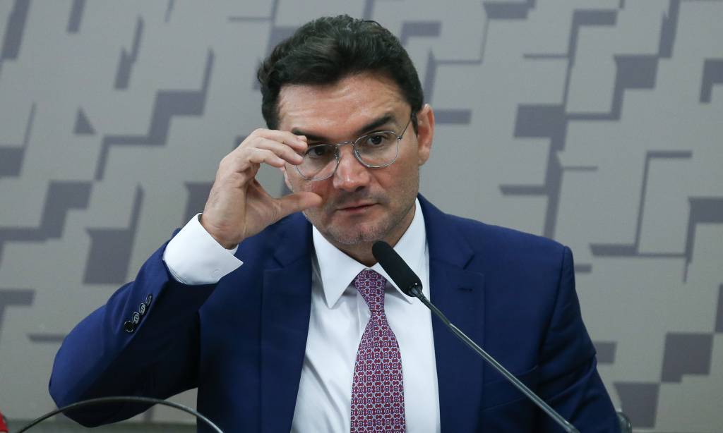 Deixar governo agora seria irresponsabilidade e covardia, diz Celso Sabino