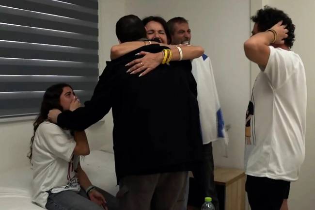 Guy Gilboa-Dalal abra&ccedil;a seus entes queridos ap&oacute;s ser libertado do cativeiro. 13/10/2025