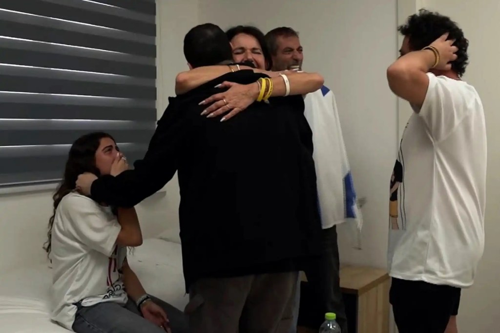 738 dias em cativeiro: veja momento do reencontro dos reféns com suas famílias em Israel