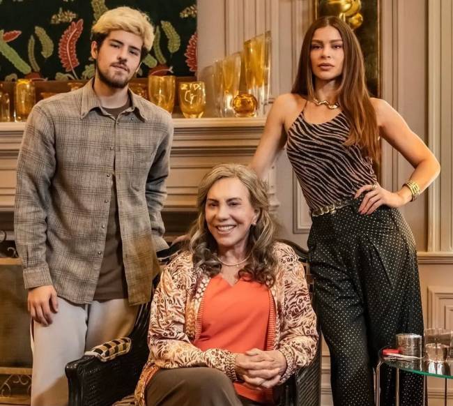 Foto dos atores Paulo Mendes, Arlete Salles e Grazi Massafera caracterizados