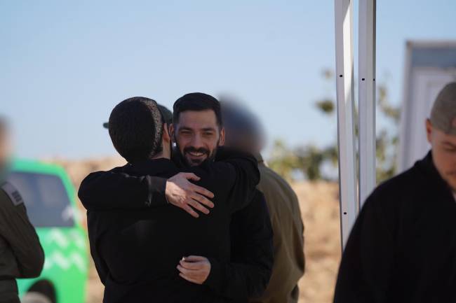 Os gêmeos Gali e Ziv Berman se reencontram na libertação dos reféns israelenses pelo Hamas. – Os gêmeos Gali e Ziv Berman se reencontram na libertação dos reféns israelenses pelo Hamas. 13/10/2025 -