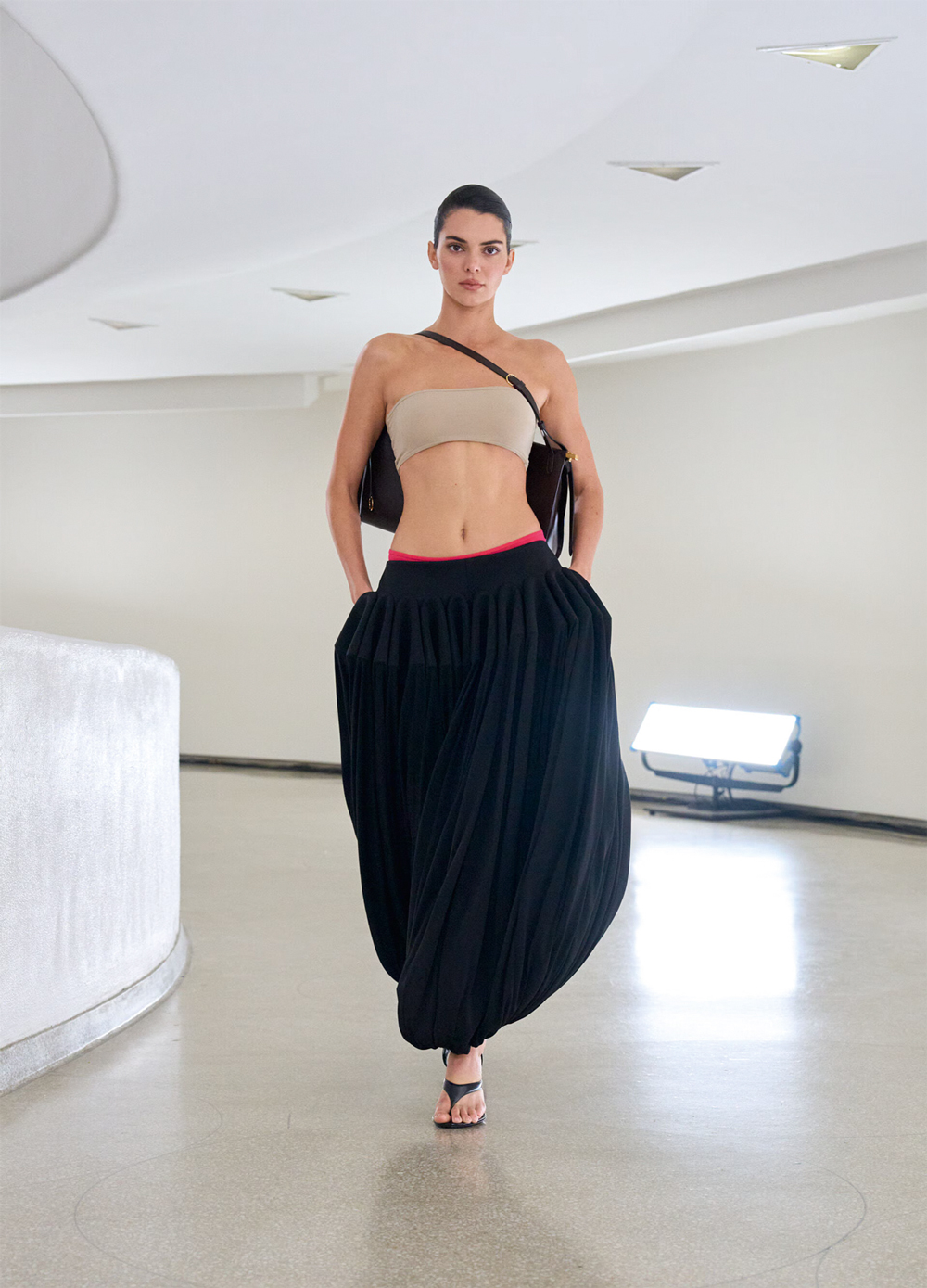 FLUIDEZ - Modelo desfila com peça da marca Alaïa: versão mais urbana