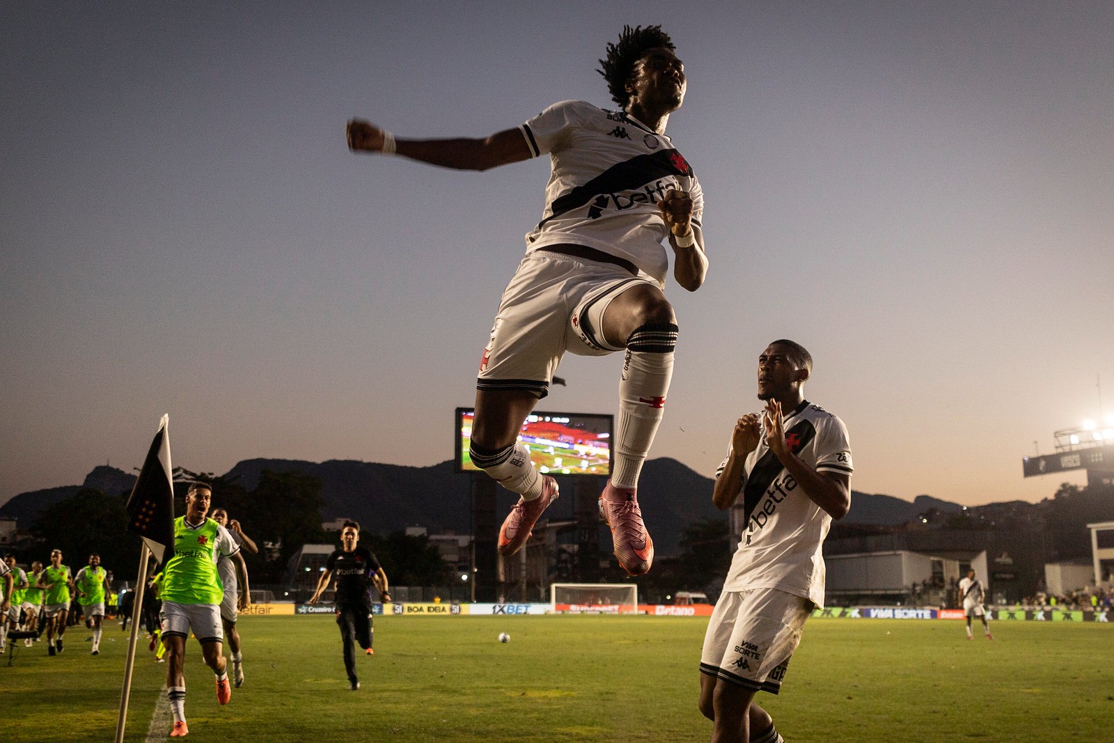 GB comemora quarto gol do Vasco contra o Vitória, em São Januário