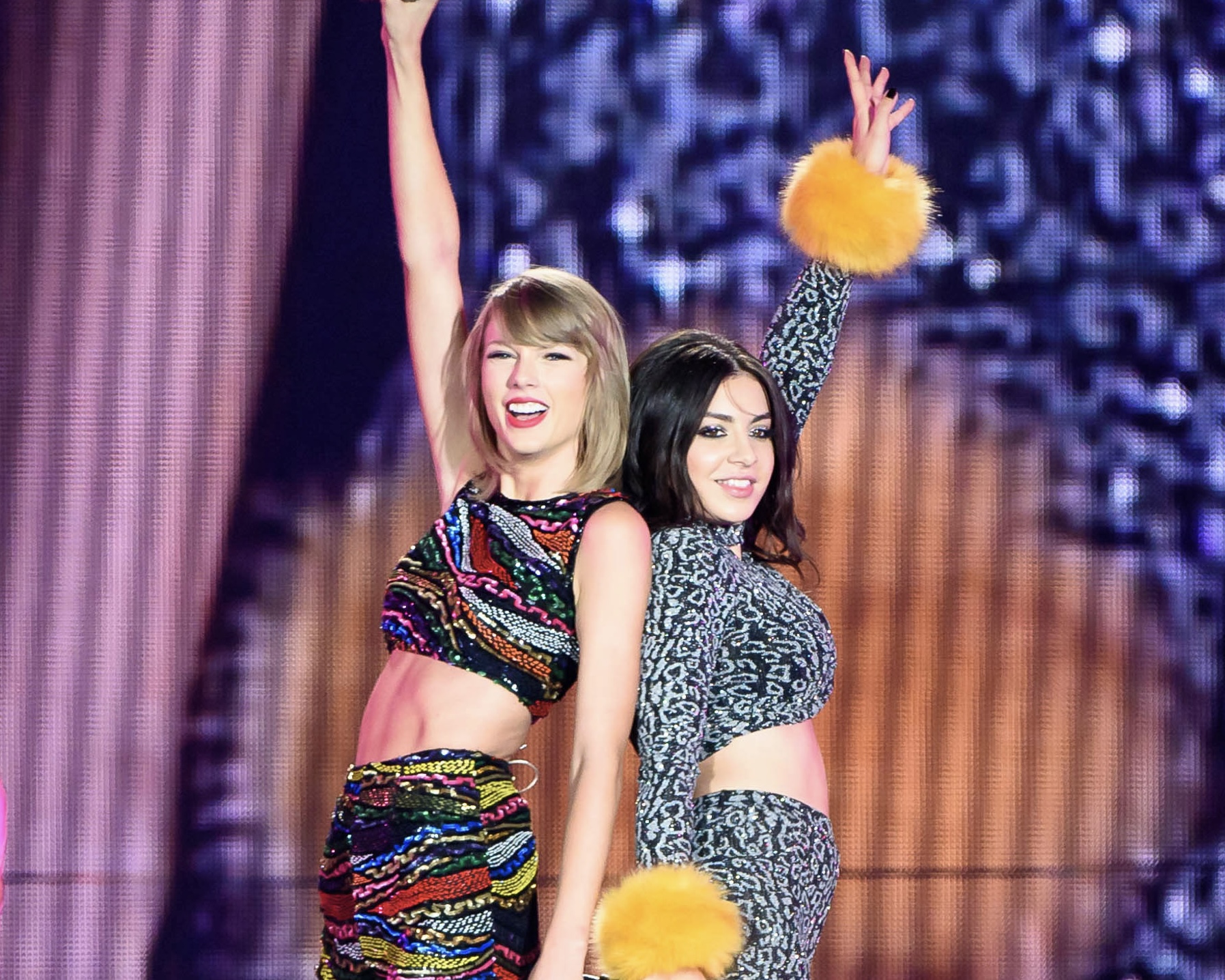Taylor Swift e Charli XCX durante a turnê ‘1989’ em 2015