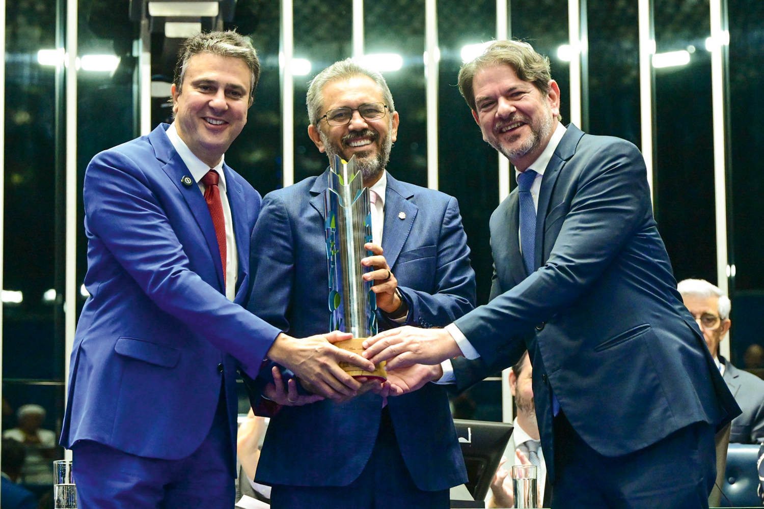 AMIGOS - Camilo, Elmano e Cid: irmão de Ciro mantém apoio ao governo petista