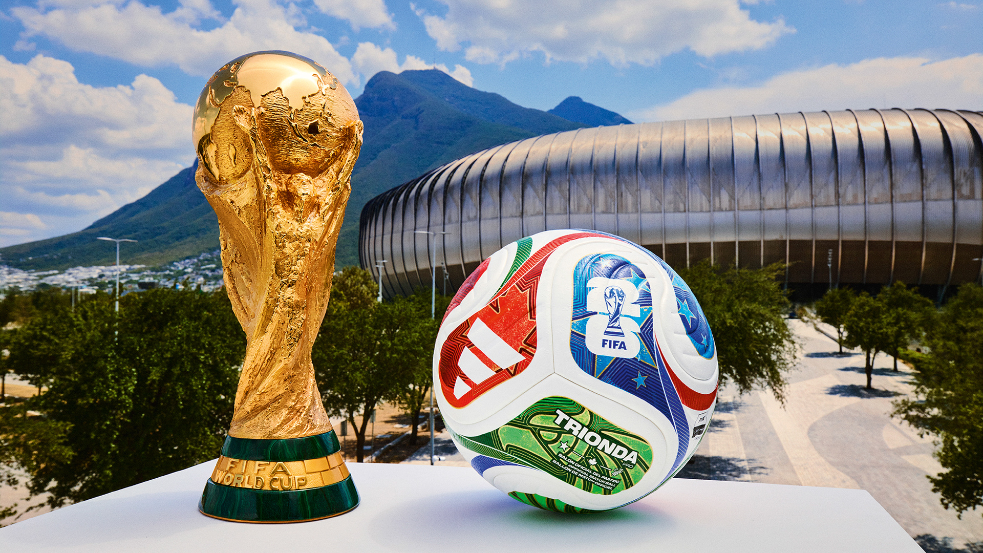 COPA-DO-MUNDO-2026—TAÇA-E-BOLA.jpg MARKETING - A bola oficial, chamada Trionda: com as cores de cada país