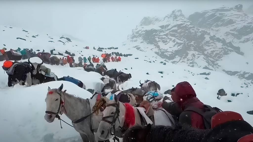 O resgate dramático de alpinistas após avalanche inesperada no Everest