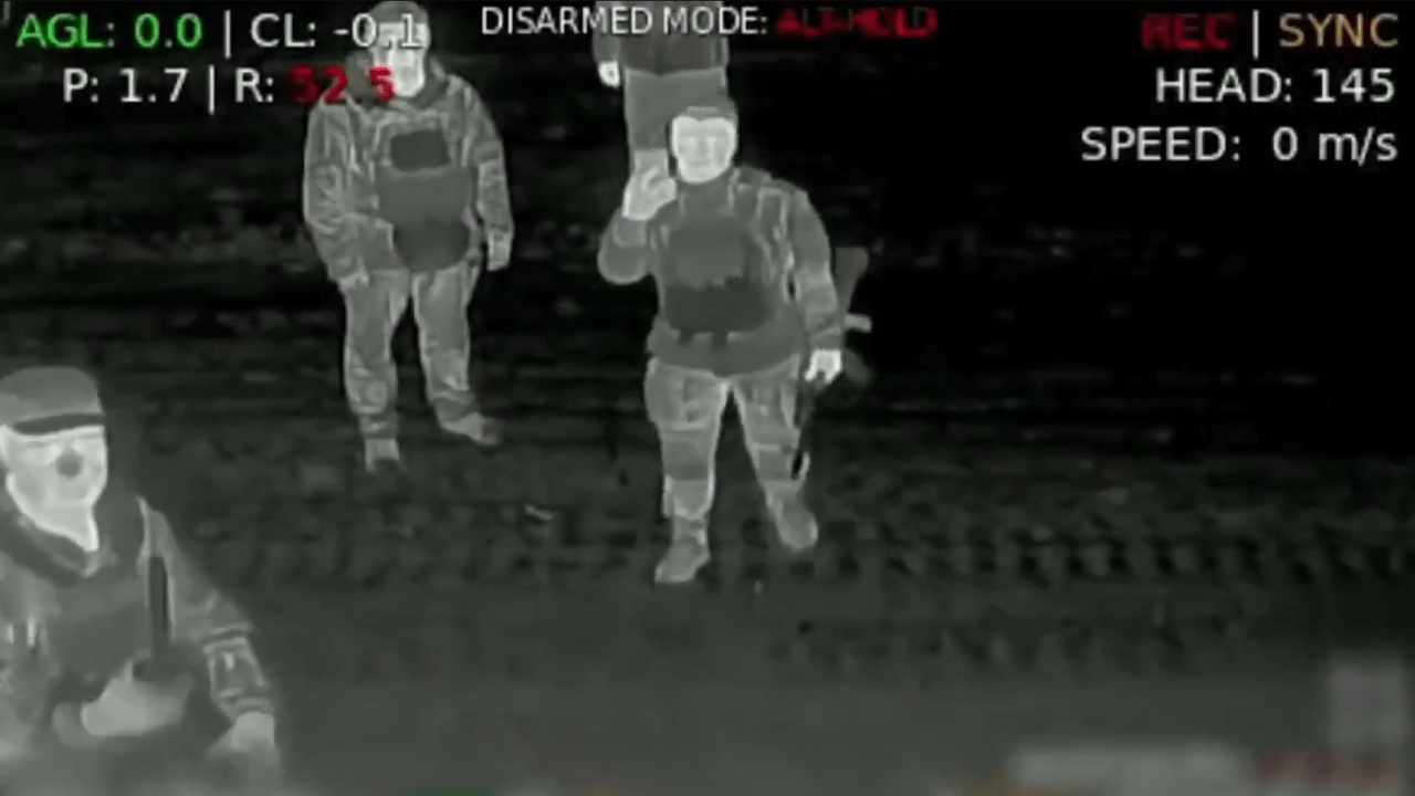 Soldados russos encaram drone ucraniano. 07/10/2025