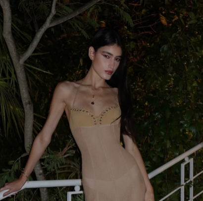 A modelo que criava desfiles no TikTok e parou na Semana de Moda de Paris