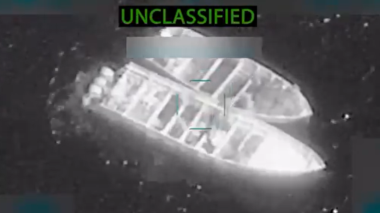 Vídeo compartilhado pelo Pentágono mostra quatro ataques americanos contra embarcações suspeitas de carregar drogas nas proximidades do litoral da Venezuela. 28/10/2025 -