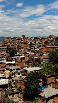 Cerca de 20% da população mundial vive em assentamentos informais, em moradias extremamente precárias, e ainda enfrenta longos deslocamentos para acessar serviços essenciais