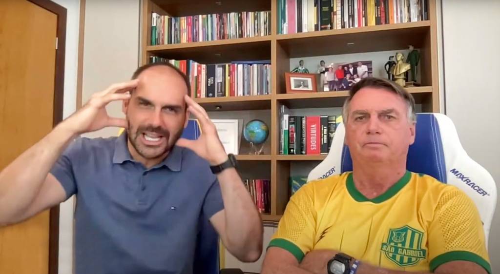 FRAME—EDUARDO-E-JAIR-BOLSONARO-1.png TRINCHEIRA - Eduardo e Jair: redes sociais como principal arma política