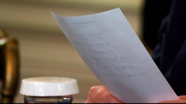 Foto do bilhete do secretário de Estado americano, Marco Rubio, ao presidente Donald Trump: ‘Estamos muito perto’. – Foto do bilhete do secretário de Estado americano, Marco Rubio, ao presidente Donald Trump: 'Estamos muito perto'. -