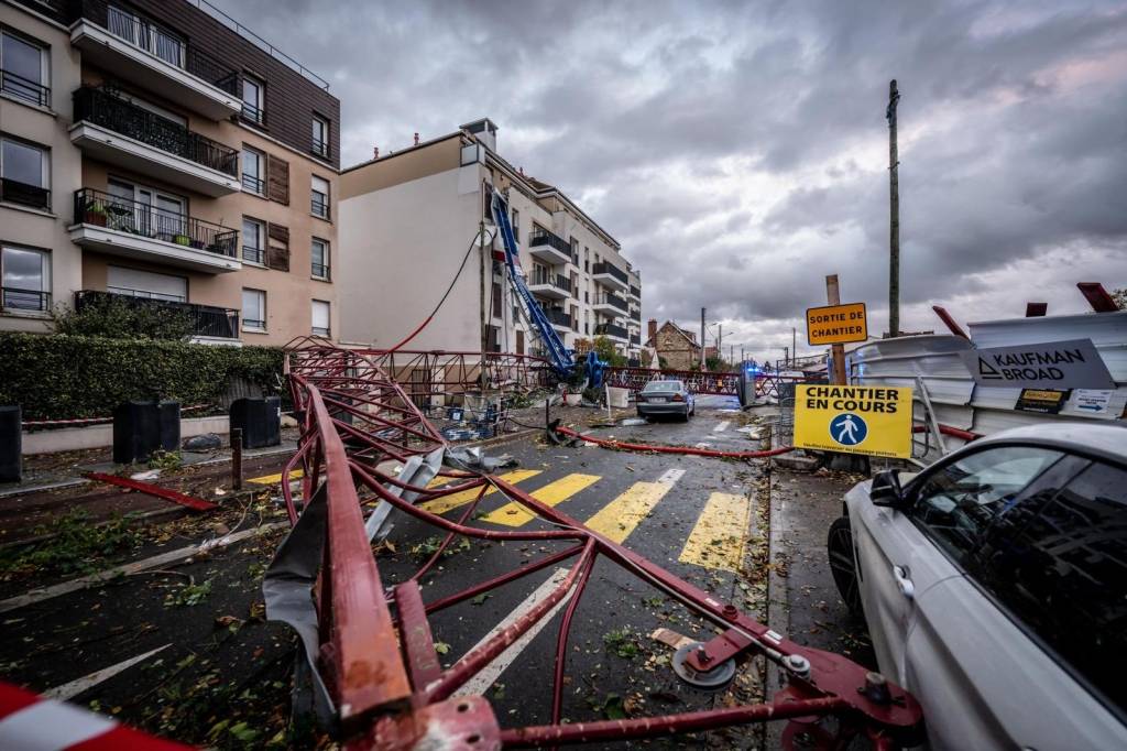 Tornado atinge subúrbios de Paris, derruba guindastes e deixa um morto; veja vídeos