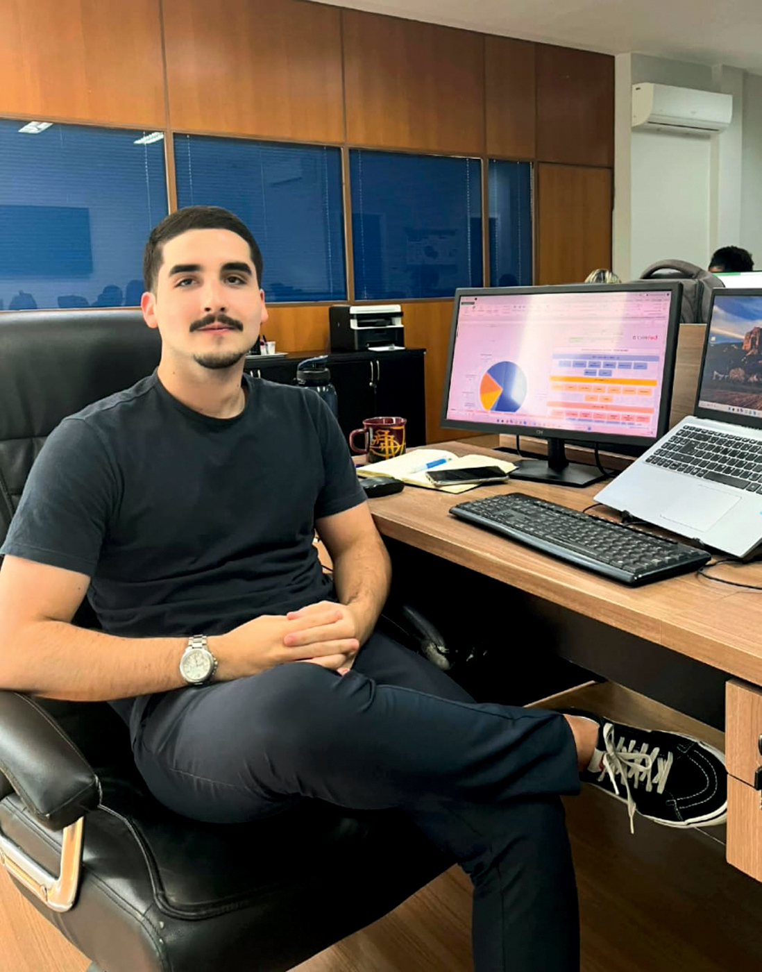 ROTINA RENOVADA - O carioca Guilherme Ramos, 23 anos, mudou do modo presencial para o ensino remoto porque perdia tempo em demasia nos longos traslados. “Chegava atrasado nas aulas todos os dias e tinha dificuldade de focar”, conta o estudante de comércio exterior, que se adaptou ao modelo.