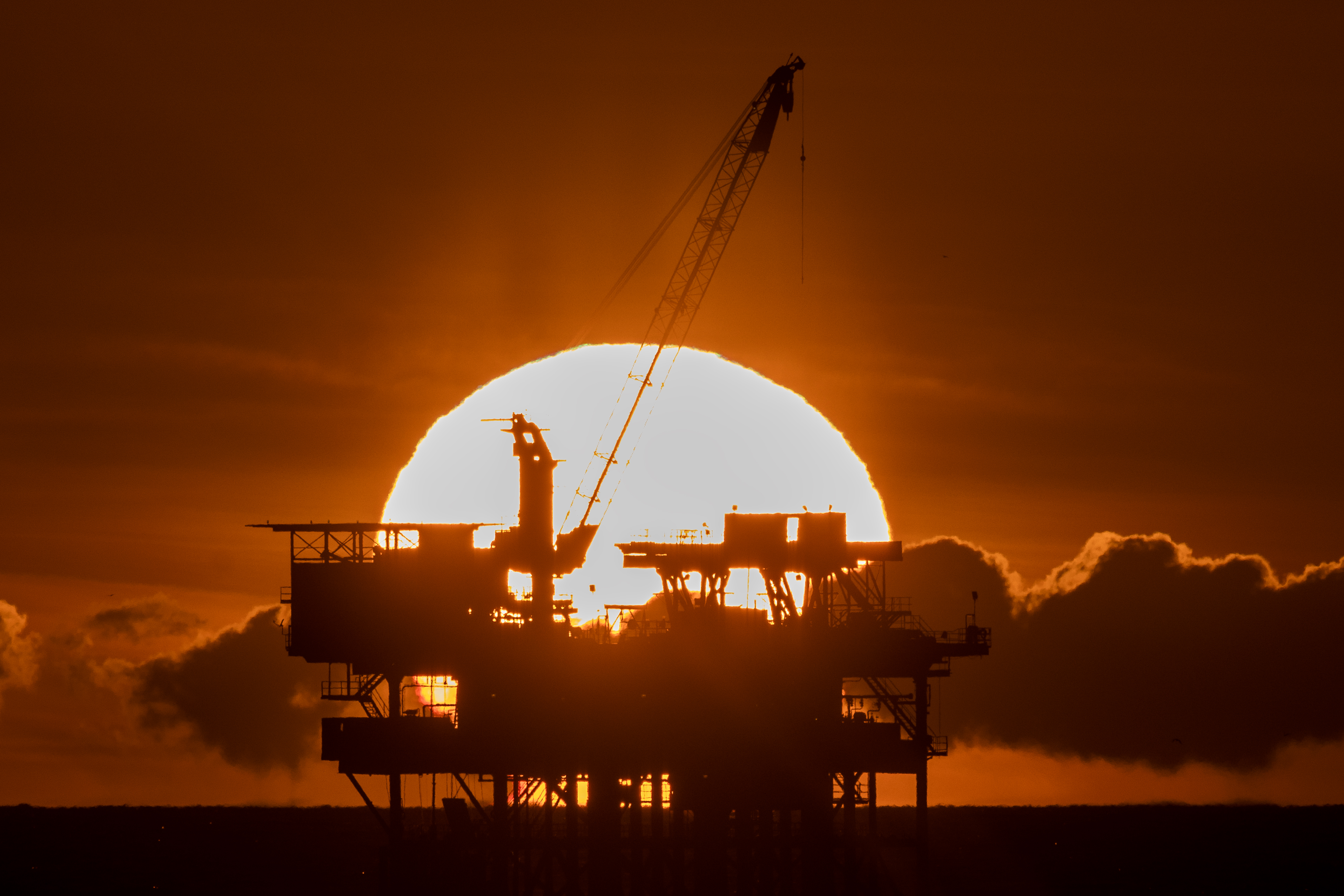 Plataforma de petróleo perto de Huntington Beach, Califórnia, nos Estados Unidos: era do combustível pode estar chegando ao fim