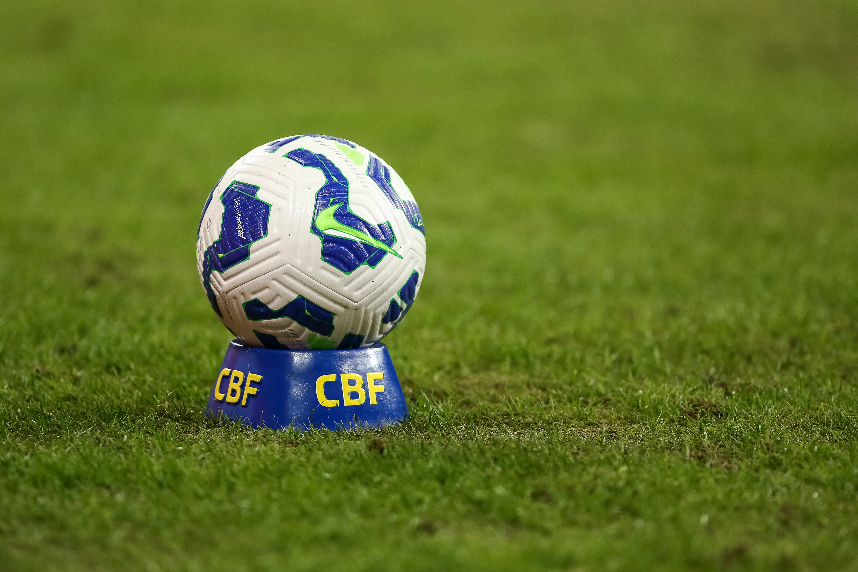 PORTO ALEGRE, BRAZIL - JUNE 12: The official Brasileirao 2025 Nike Academy Team ball before the match between Gremio and Corinthians as part of Brasileirao 2025 at Arena do Gremio on June 12, 2025 in Porto Alegre, Brazil. (Photo by Pedro H. Tesch/Getty Images)