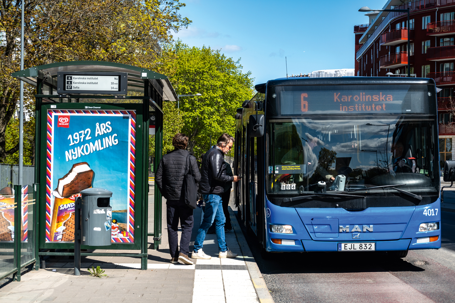 EXEMPLO - Transporte público em Estocolmo, na Suécia: quase toda a frota de ônibus do país é elétrica ou a biodiesel