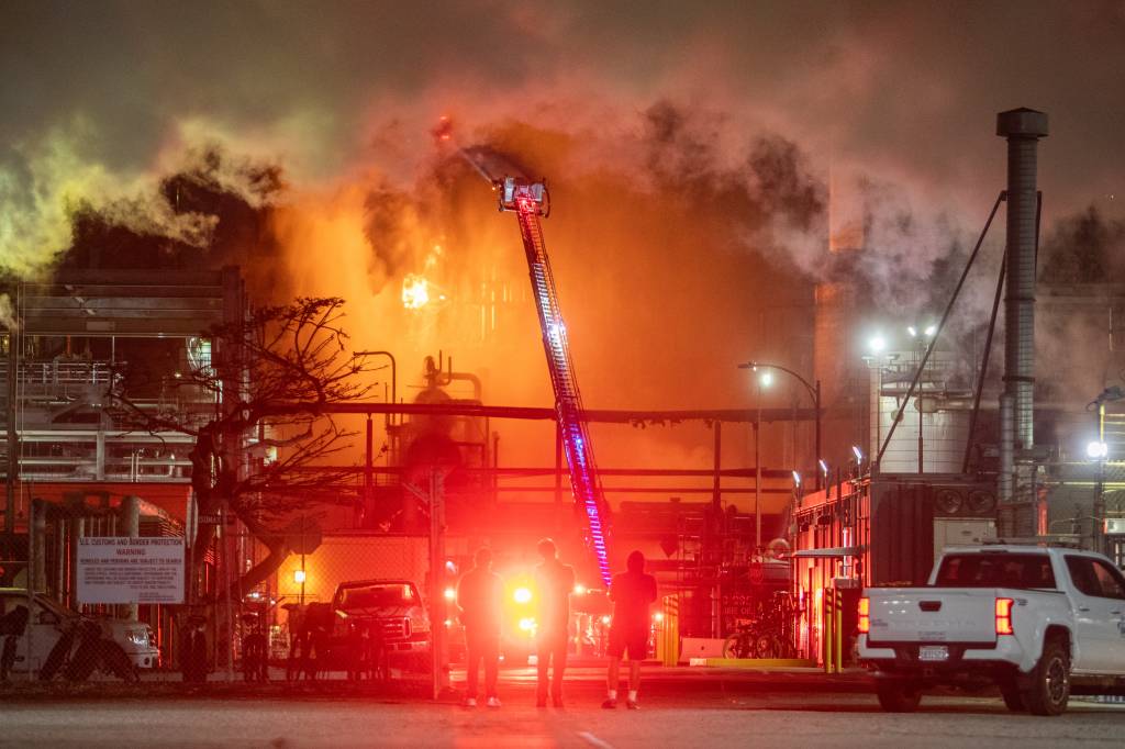 Vídeo: enorme incêndio atinge refinaria de petróleo na Califórnia