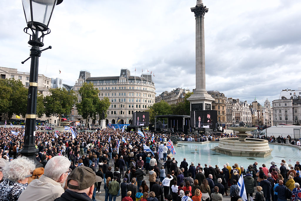Tensão em Londres: Polícia detém manifestantes pró-palestina após ataque em Manchester