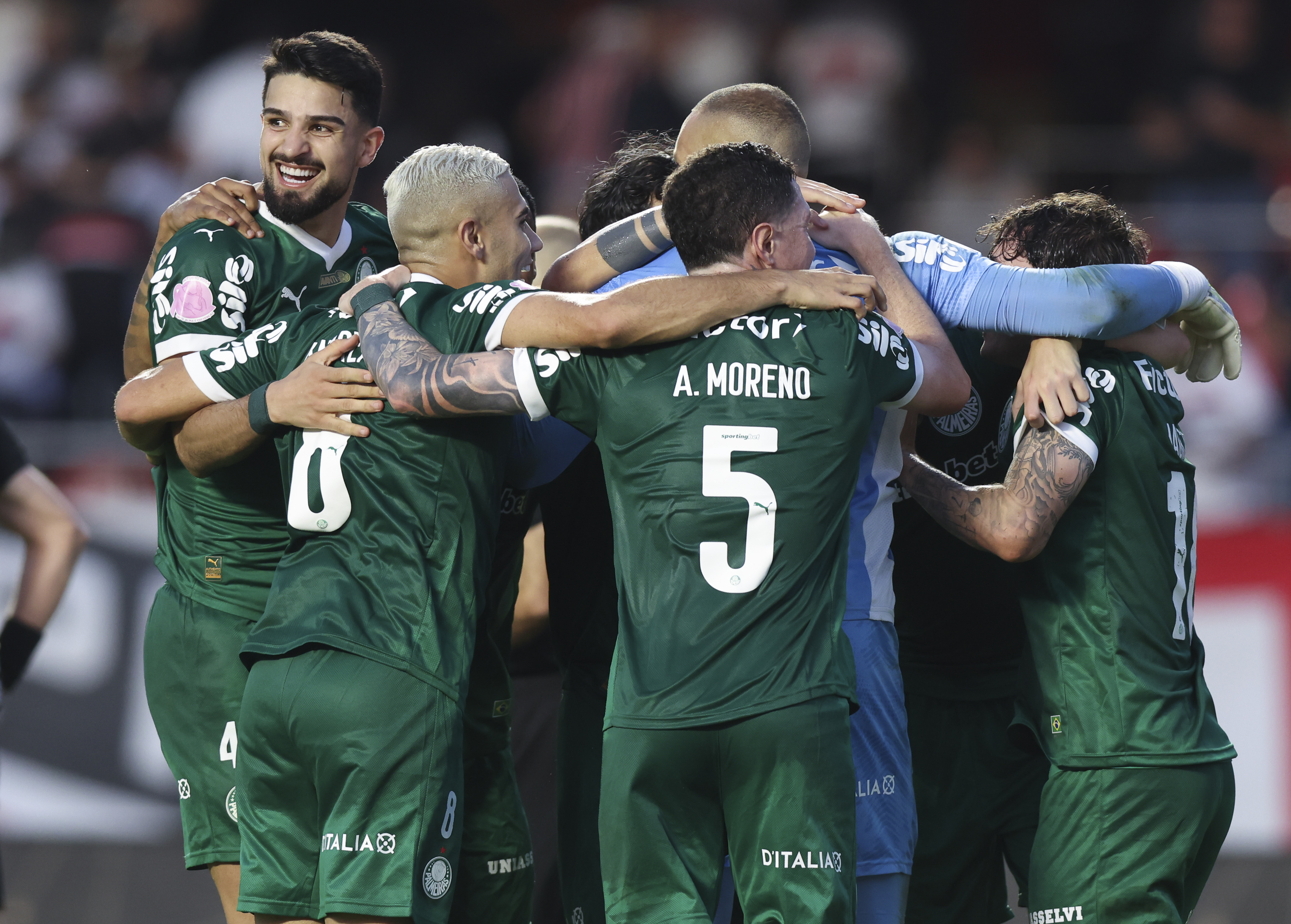 SAO PAULO, BRAZIL - OCTOBER 05: Players of Palmeiras celebrate after winning a Brasileirao 2025 match at Morumbis Stadium on October 05, 2025 in Sao Paulo, Brazil. (Photo by Alexandre Schneider/Getty Images)
