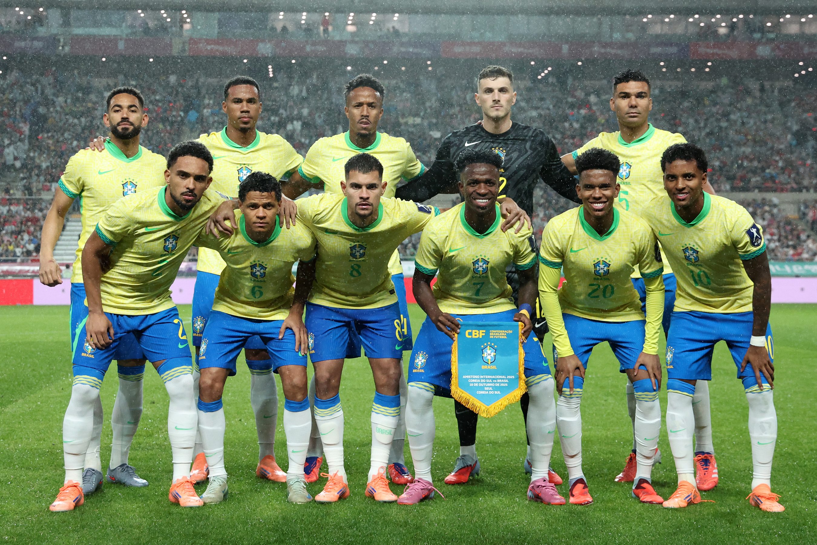 SEOUL, SOUTH KOREA - OCTOBER 10: Brazil players line up for the team photos prior to the international friendly between South Korea and Brazil at Seoul World Cup Stadium on October 10, 2025 in Seoul, South Korea. (Photo by Chung Sung-Jun/Getty Images)