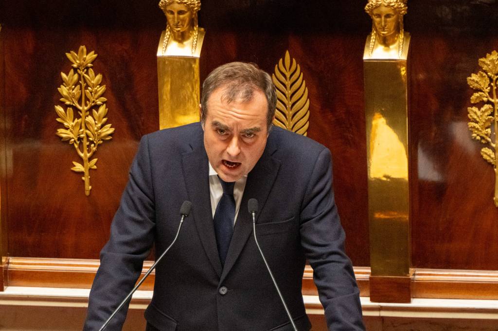 Após renunciar e voltar, premiê francês escapa de duas moções de censura no Parlamento