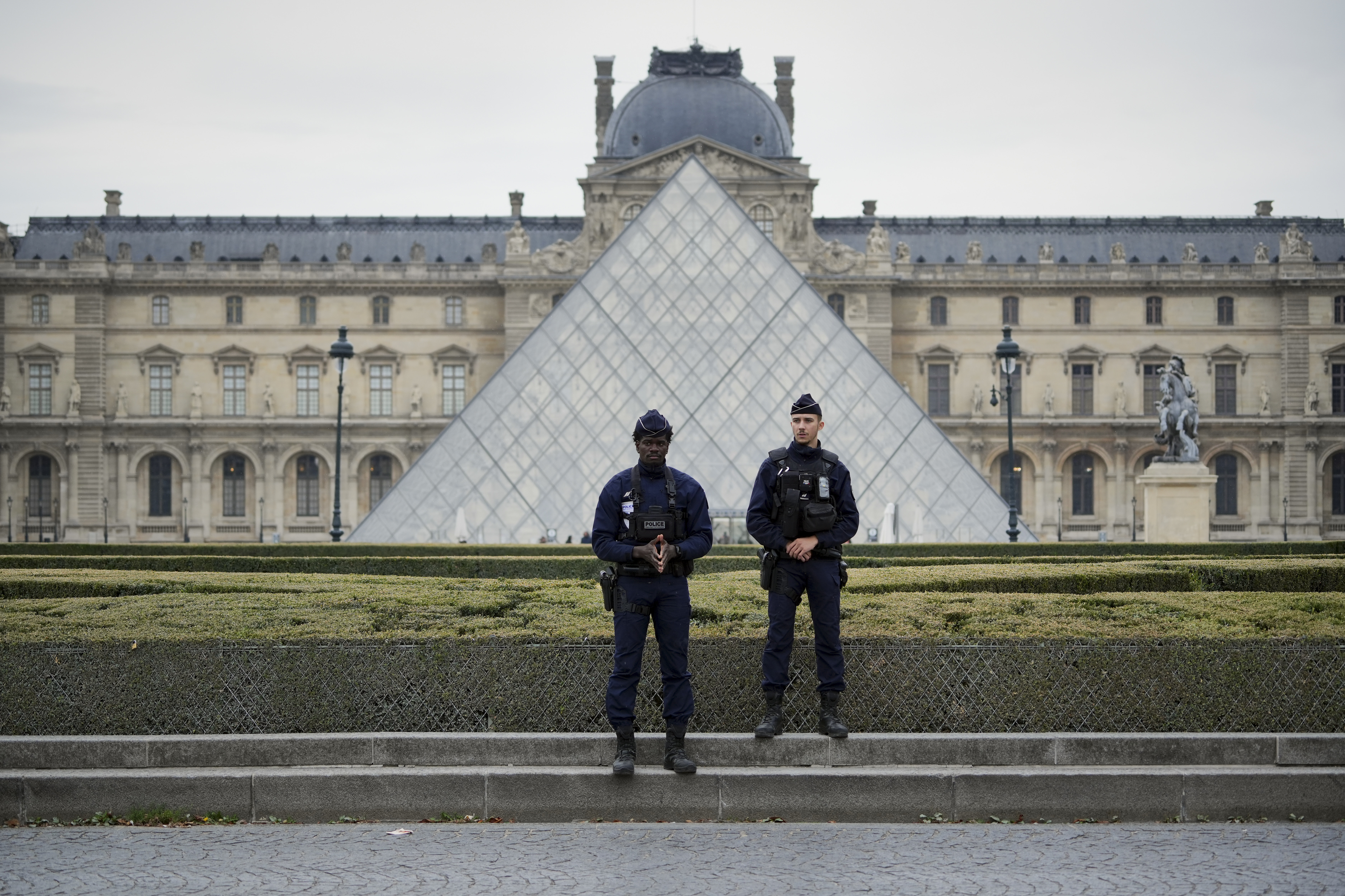 Investigação no Louvre: a polícia francesa já descobriu que a ação durou dez minutos e os ladrões estavam disfarçados de funcionários