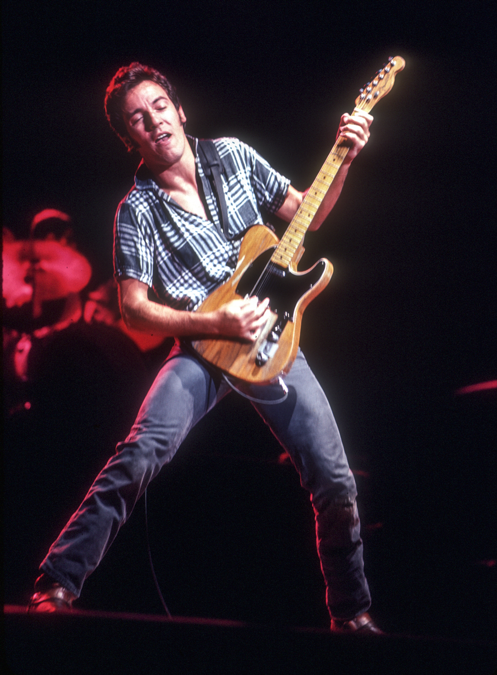 LENDA VIVA -&ensp;O roqueiro em show de 1980: ele esbanja energia e acidez no palco at&eacute; hoje