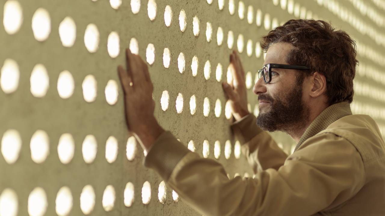 Bruno Gagliasso como Honestino Guimarães no filme 'Honestino'