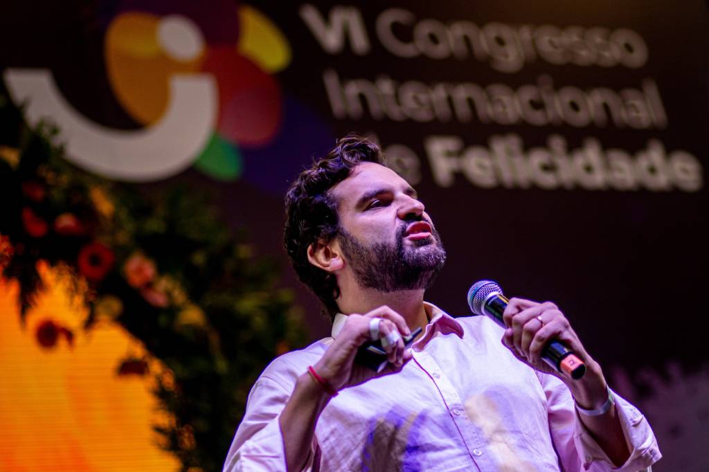 Autor finalista do Prêmio Jabuti explica ciência por trás da felicidade