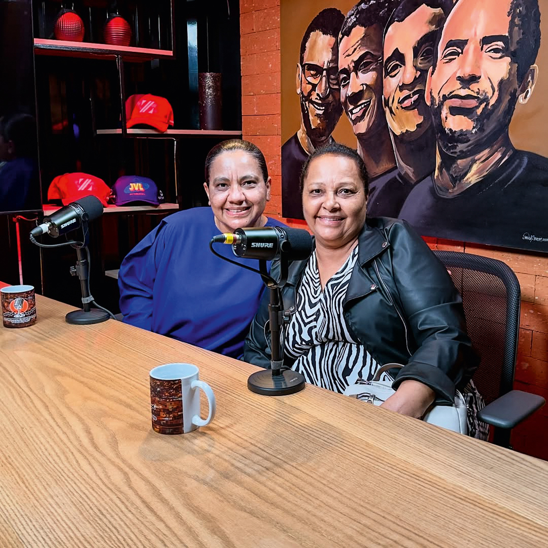 F&Atilde;-CLUBE -&ensp;Maria Auxiliadora (&agrave; esq.), a m&atilde;e, e Silvana, a irm&atilde;: para elas, VP &eacute; &ldquo;preso pol&iacute;tico&rdquo;