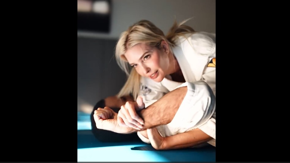 Ivanka Trump durante aula de jisu-jitsu com Joaquim Valente, marido de Gisele Bündchen e um dos donos de academia em Miami