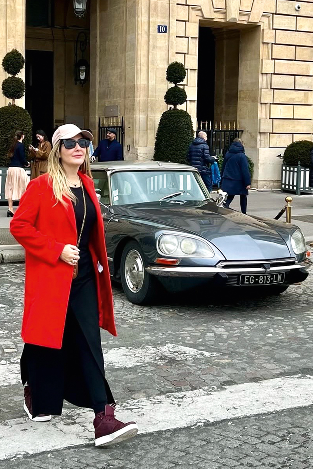 NOVA POSTURA - A influencer alagoana Kaká Marinho, 43 anos, é viajante frequente (na foto, em Paris), mas diz que seu objeto de desejo mudou: em vez de comprar uma bolsa de grife, prefere investir “em um jantar inesquecível ou em uma vivência única”.