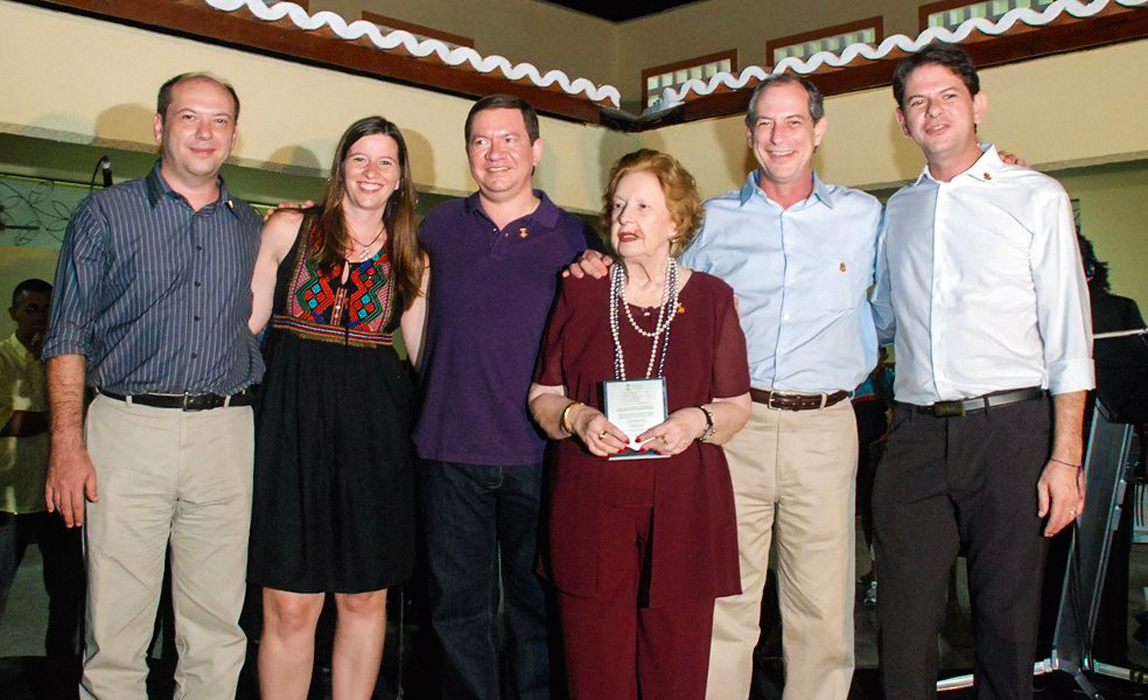 CLÃ - Ivo, Lia, Lúcio, Ciro e Cid, com a mãe, Mazé Gomes: família de políticos