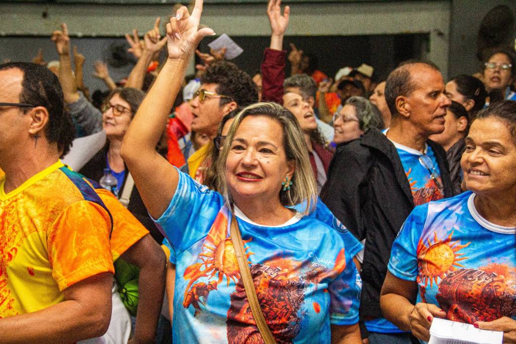 A procura por fantasias em escola de samba que fará homenagem a Lula